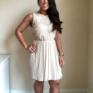 * FRANCESCA’S * Cream and lace Dress Sz Large